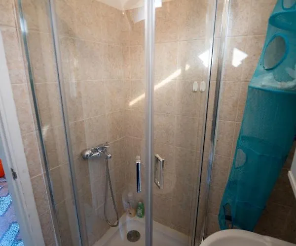 Lazarus Private House *